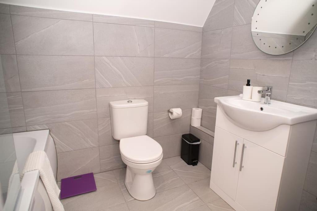 Orchid Lodge - Two Bed Generous Flat - Parking, Netflix, Wifi - Close To Blenheim Palace & Oxford - F4 Kidlington Eksteriør bilde