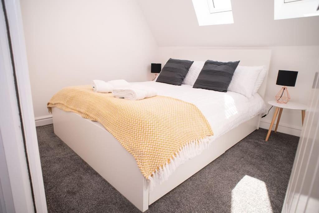 Orchid Lodge - Two Bed Generous Flat - Parking, Netflix, Wifi - Close To Blenheim Palace & Oxford - F4 Kidlington Eksteriør bilde