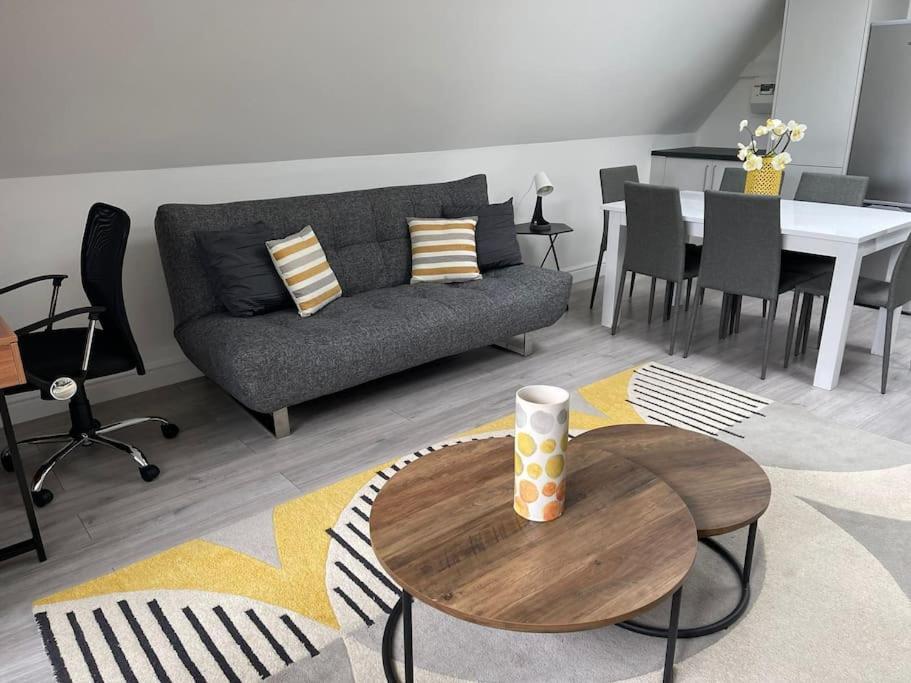 Orchid Lodge - Two Bed Generous Flat - Parking, Netflix, Wifi - Close To Blenheim Palace & Oxford - F4 Kidlington Eksteriør bilde