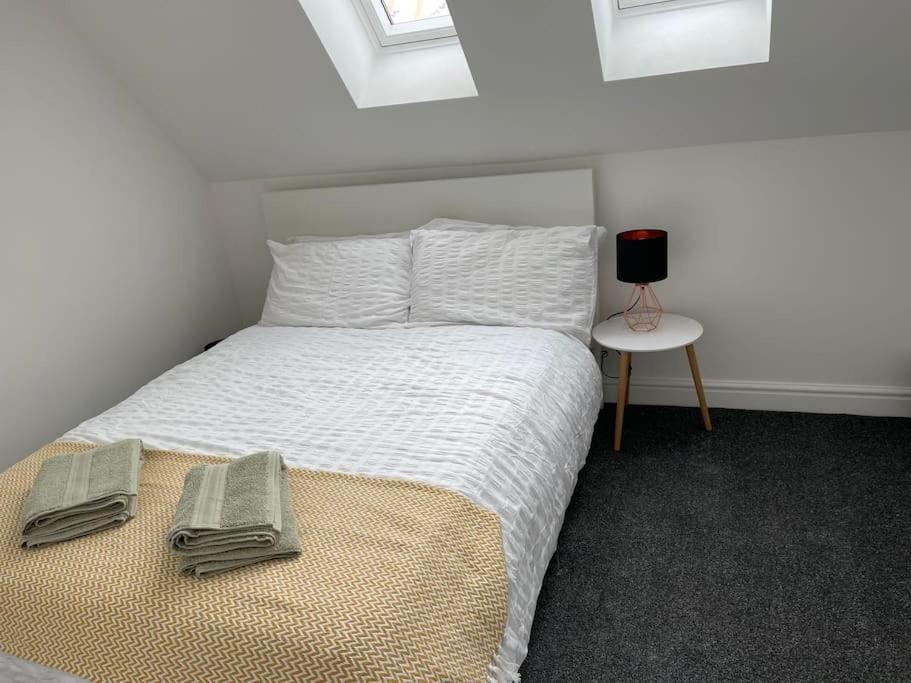 Orchid Lodge - Two Bed Generous Flat - Parking, Netflix, Wifi - Close To Blenheim Palace & Oxford - F4 Kidlington Eksteriør bilde