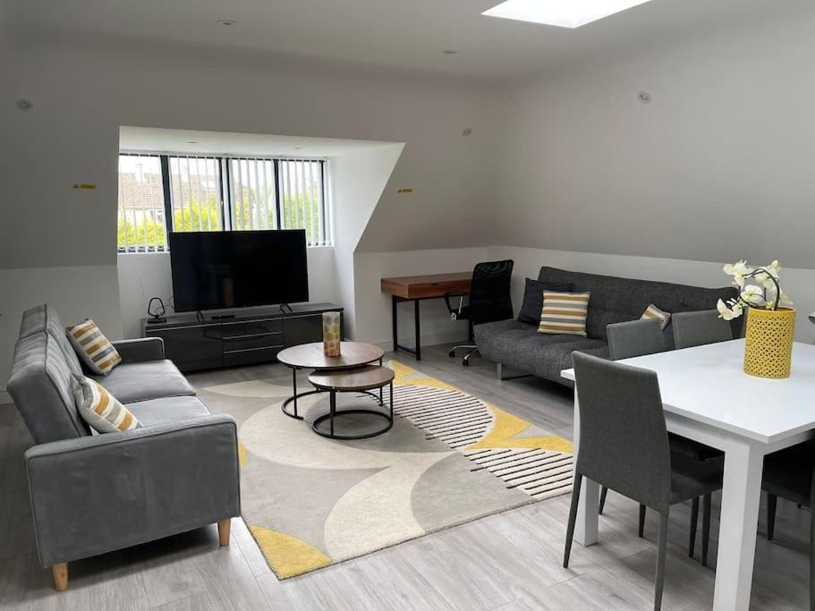 Orchid Lodge - Two Bed Generous Flat - Parking, Netflix, Wifi - Close To Blenheim Palace & Oxford - F4 Kidlington Eksteriør bilde