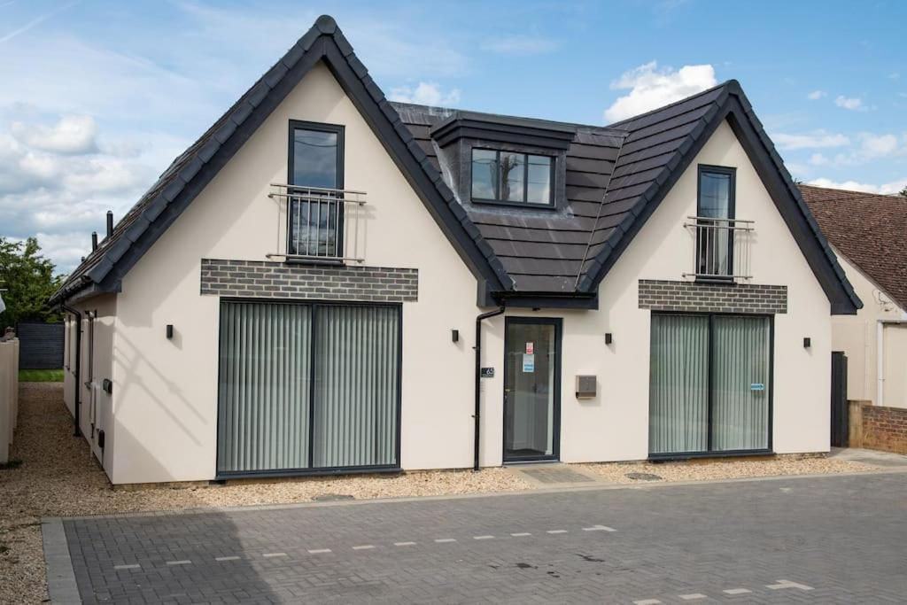 Orchid Lodge - Two Bed Generous Flat - Parking, Netflix, Wifi - Close To Blenheim Palace & Oxford - F4 Kidlington Eksteriør bilde