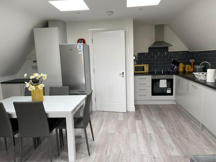 Orchid Lodge - Two Bed Generous Flat - Parking, Netflix, Wifi - Close To Blenheim Palace & Oxford - F4 Kidlington Eksteriør bilde