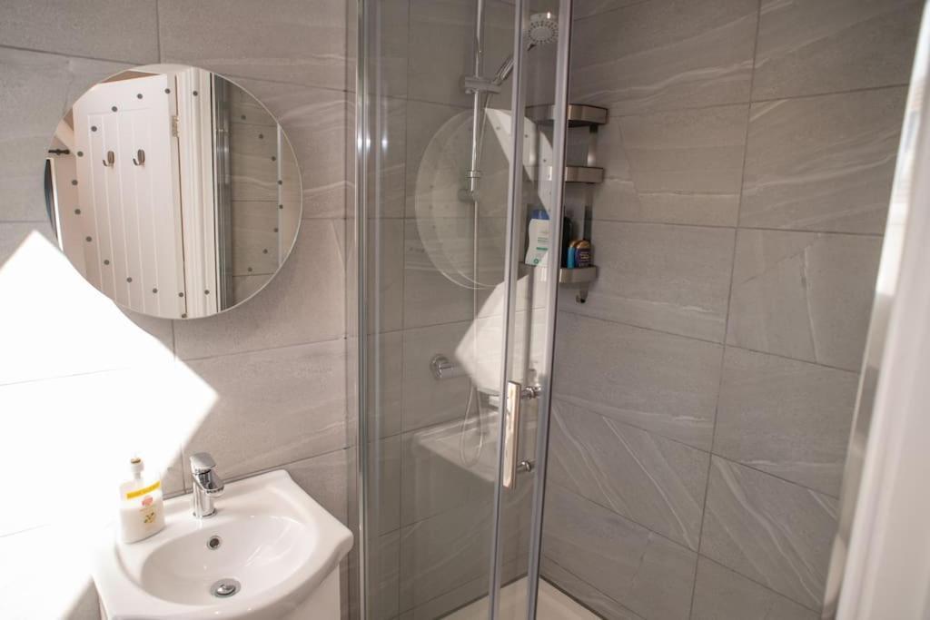 Orchid Lodge - Two Bed Generous Flat - Parking, Netflix, Wifi - Close To Blenheim Palace & Oxford - F4 Kidlington Eksteriør bilde