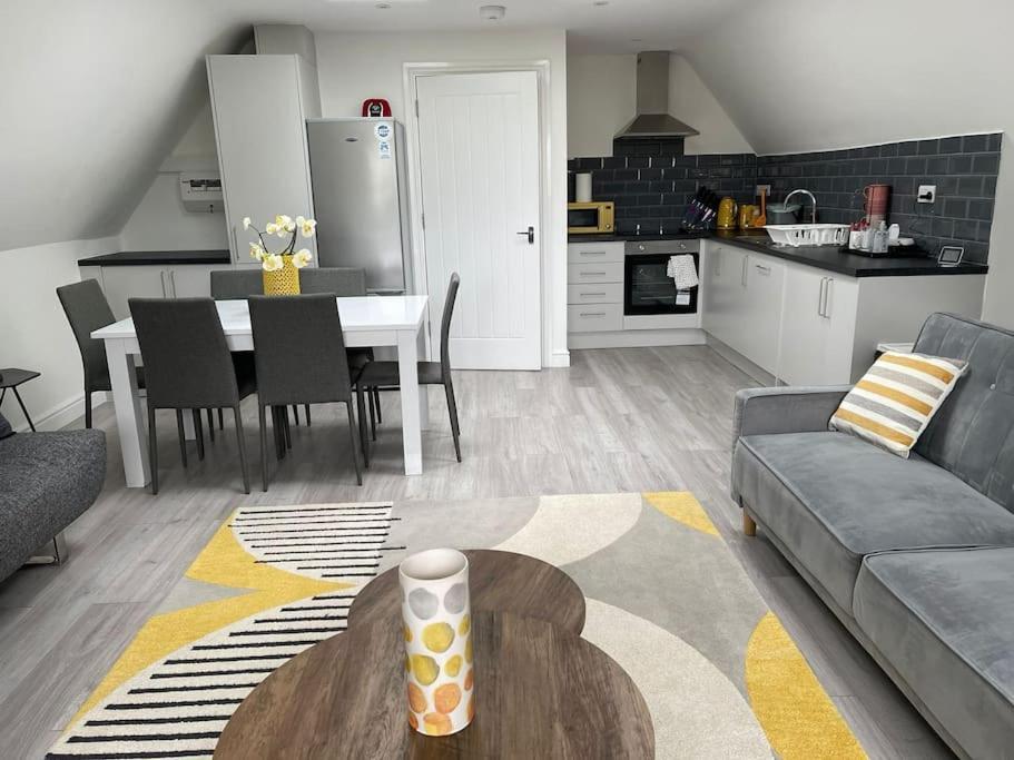 Orchid Lodge - Two Bed Generous Flat - Parking, Netflix, Wifi - Close To Blenheim Palace & Oxford - F4 Kidlington Eksteriør bilde