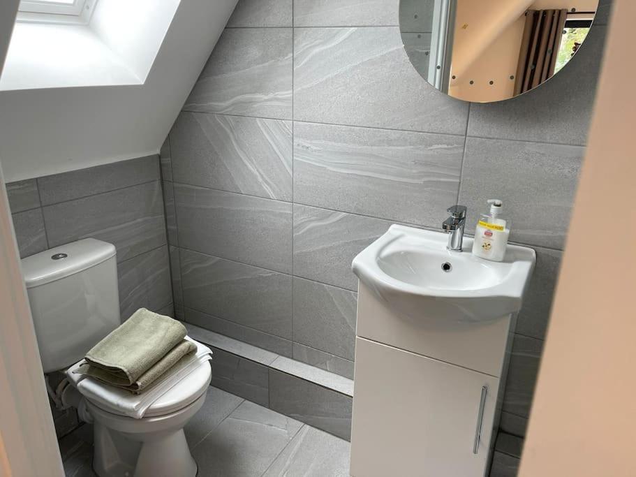 Orchid Lodge - Two Bed Generous Flat - Parking, Netflix, Wifi - Close To Blenheim Palace & Oxford - F4 Kidlington Eksteriør bilde