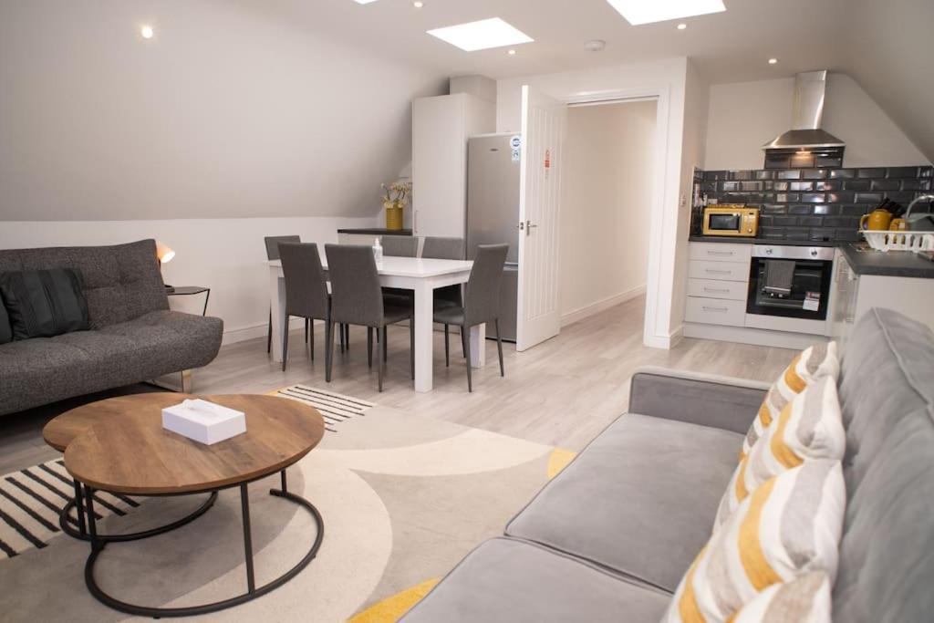Orchid Lodge - Two Bed Generous Flat - Parking, Netflix, Wifi - Close To Blenheim Palace & Oxford - F4 Kidlington Eksteriør bilde