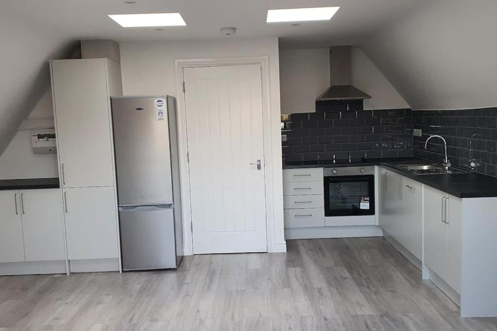 Orchid Lodge - Two Bed Generous Flat - Parking, Netflix, Wifi - Close To Blenheim Palace & Oxford - F4 Kidlington Eksteriør bilde