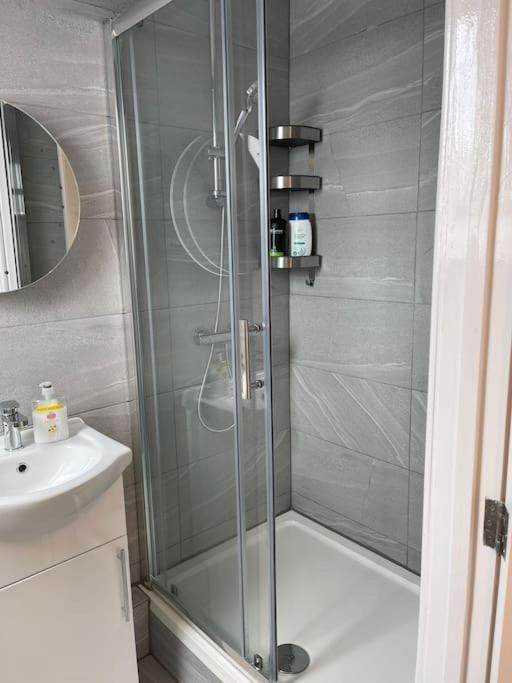 Orchid Lodge - Two Bed Generous Flat - Parking, Netflix, Wifi - Close To Blenheim Palace & Oxford - F4 Kidlington Eksteriør bilde