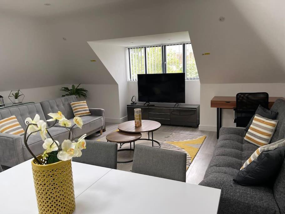 Orchid Lodge - Two Bed Generous Flat - Parking, Netflix, Wifi - Close To Blenheim Palace & Oxford - F4 Kidlington Eksteriør bilde