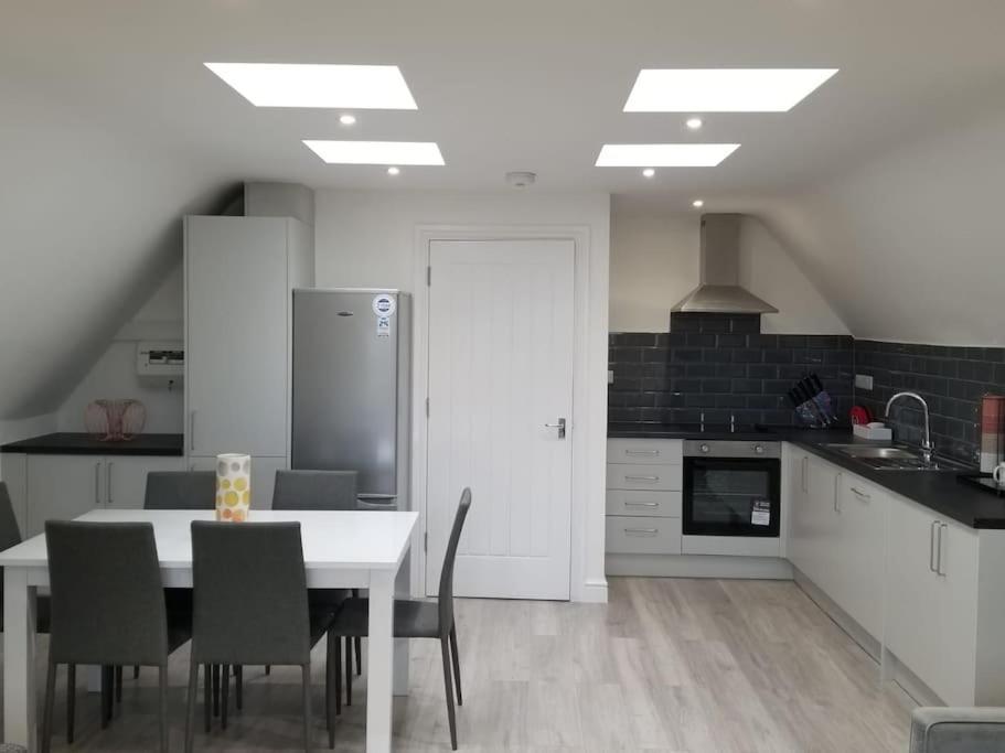 Orchid Lodge - Two Bed Generous Flat - Parking, Netflix, Wifi - Close To Blenheim Palace & Oxford - F4 Kidlington Eksteriør bilde