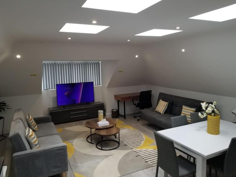 Orchid Lodge - Two Bed Generous Flat - Parking, Netflix, Wifi - Close To Blenheim Palace & Oxford - F4 Kidlington Eksteriør bilde
