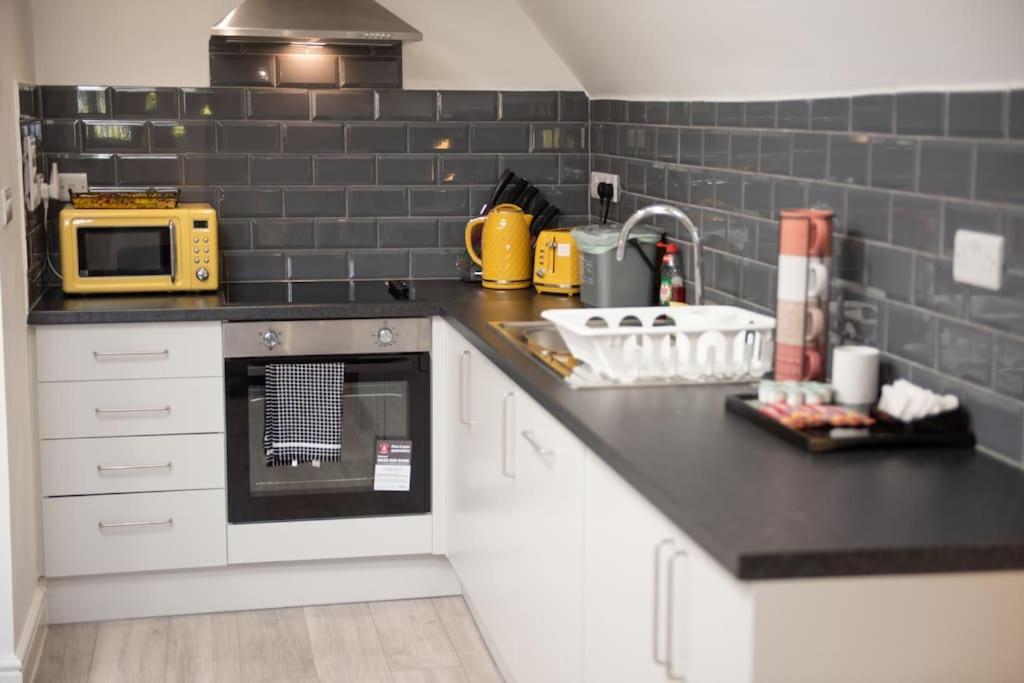 Orchid Lodge - Two Bed Generous Flat - Parking, Netflix, Wifi - Close To Blenheim Palace & Oxford - F4 Kidlington Eksteriør bilde