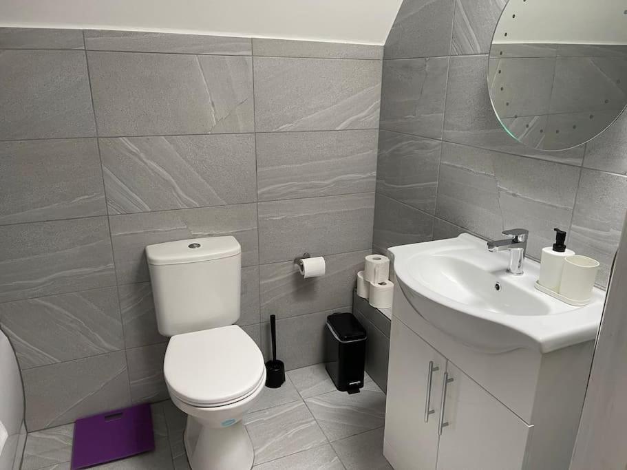 Orchid Lodge - Two Bed Generous Flat - Parking, Netflix, Wifi - Close To Blenheim Palace & Oxford - F4 Kidlington Eksteriør bilde