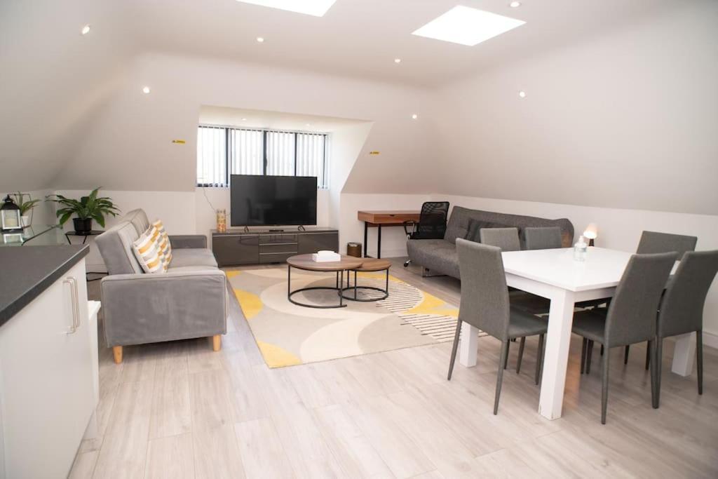 Orchid Lodge - Two Bed Generous Flat - Parking, Netflix, Wifi - Close To Blenheim Palace & Oxford - F4 Kidlington Eksteriør bilde