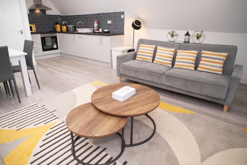 Orchid Lodge - Two Bed Generous Flat - Parking, Netflix, Wifi - Close To Blenheim Palace & Oxford - F4 Kidlington Eksteriør bilde