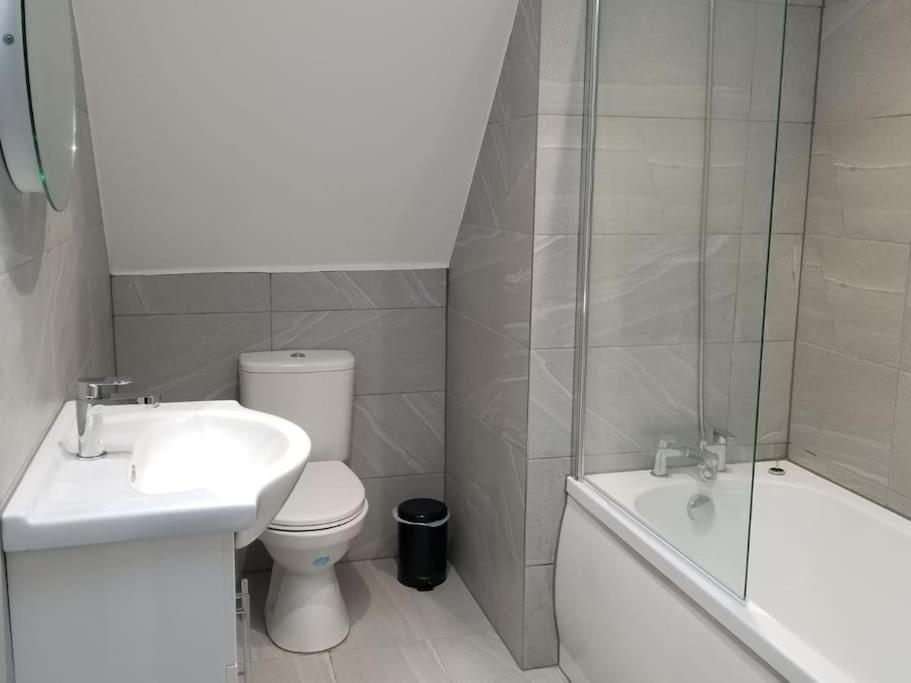 Orchid Lodge - Two Bed Generous Flat - Parking, Netflix, Wifi - Close To Blenheim Palace & Oxford - F4 Kidlington Eksteriør bilde