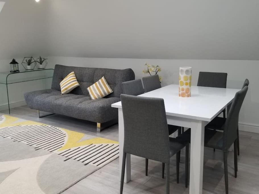 Orchid Lodge - Two Bed Generous Flat - Parking, Netflix, Wifi - Close To Blenheim Palace & Oxford - F4 Kidlington Eksteriør bilde